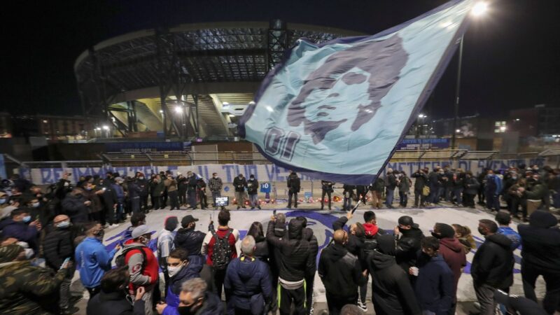 Napoli homenageia Diego Maradona