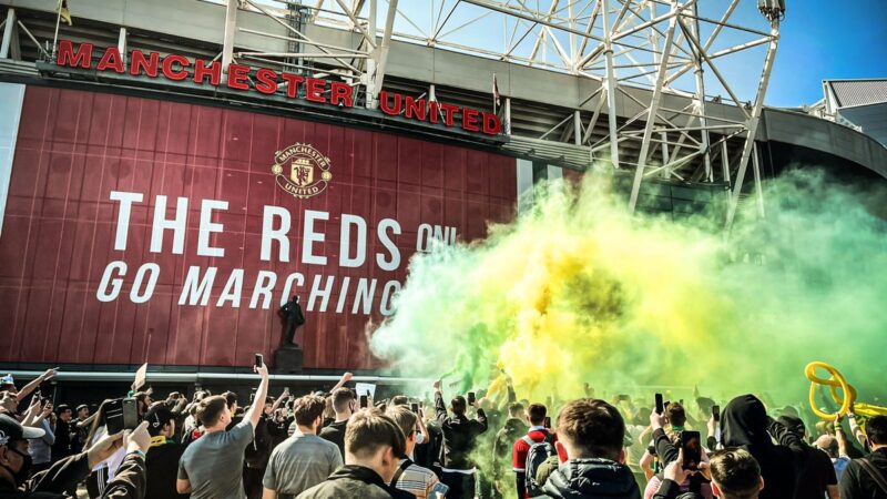 Manchester United v Liverpool: pontapé inicial adiado após protestos de torcedores no campo de Old Trafford