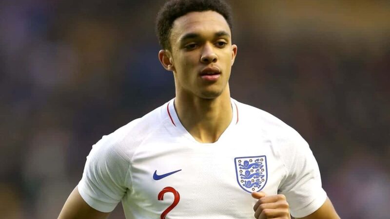 Trent Alexander-Arnold: lateral-direito da Inglaterra excluído da Euro 2020