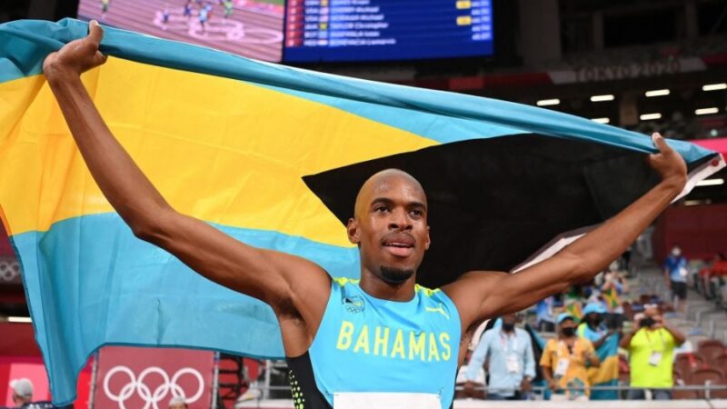 Jogos Olímpicos de Tóquio: Steven Gardiner das Bahamas ganha 400m de ouro