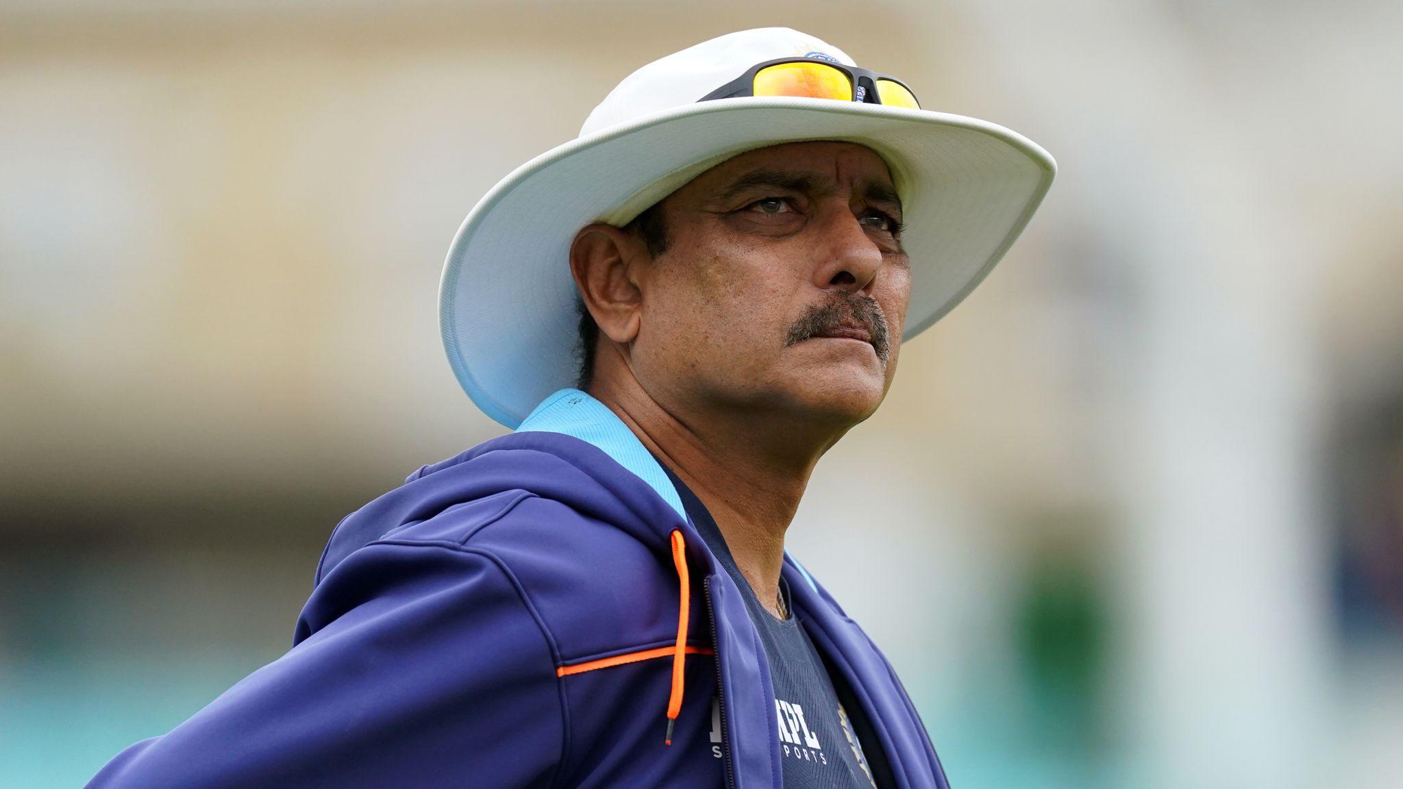 Ravi Shastri, treinador principal de críquete da Índia, teste positivo para Covid-19