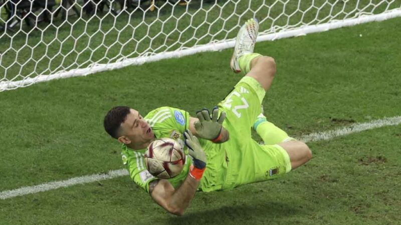 Copa do Mundo de 2022: os jogos mentais de Emiliano Martinez na disputa de pênaltis ajudam a Argentina à vitória